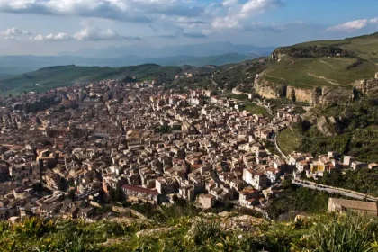 Κορλεόνε, το χωριό της Κόζα Νόστρα που θέλει να «αποτινάξει» τη Μαφία