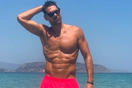 Ο Γιάννης Σπαλιάρας ποζάρει με μαγιό στα 50 του: «Ζαλίζουν» οι κοιλιακοί του