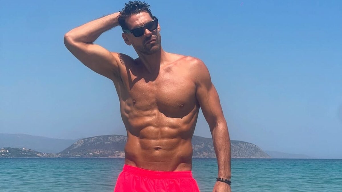 Ο Γιάννης Σπαλιάρας ποζάρει με μαγιό στα 50 του: «Ζαλίζουν» οι κοιλιακοί του