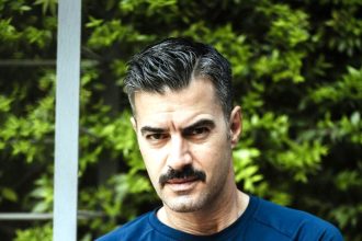 Γιάννης Τσιμιτσέλης: «Δεν έδωσα ποτέ απολυτήριες εξετάσεις, τσακώθηκα και έφυγα από τη σχολή»