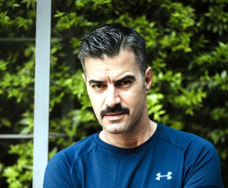 Γιάννης Τσιμιτσέλης: «Δεν έδωσα ποτέ απολυτήριες εξετάσεις, τσακώθηκα και έφυγα από τη σχολή»