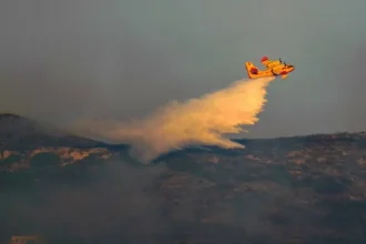 Αναζωπύρωση στα Κύθηρα, καίγεται δασική έκταση - 112 για εκκένωση τριών οικισμών