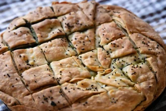 Παραδοσιακή κρεμμυδόπιτα Μυκόνου με χωριάτικο φύλλο