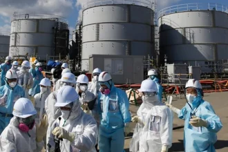 Απομακρύνονται οι εργαζόμενοι στο πυρηνικό εργοστάσιο στη Φουκουσίμα υπό τον φόβο τσουνάμι