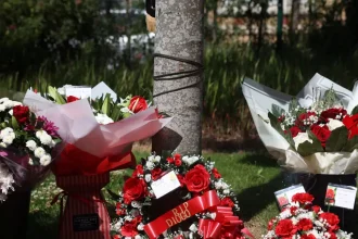 Ντιόγκο Ζότα: Φίλοι της Λίβερπουλ αφήνουν λουλούδια στο «Anfield» για τον αδικοχαμένο ποδοσφαιριστή