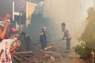 Καίγονται σπίτια και αυτοκίνητα σε Κρυονέρι και Δροσοπηγή Ωρωπού