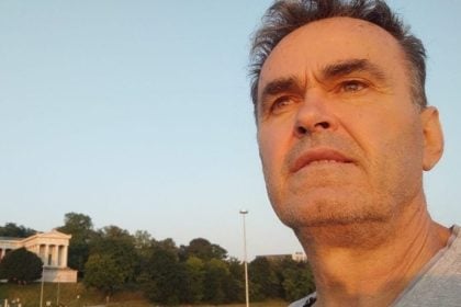 Ο Κύριος Αζναβούρ - Στα ρηχά ενός θρύλου