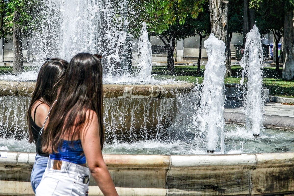 Κόκκινος συναγερμός με θερμοκρασίες έως 44°C - Παρατείνεται η διάρκεια του καύσωνα