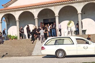 Αγρίνιο: Θρήνος στην κηδεία της 2χρονης Αλεξάνδρας που παρασύρθηκε από το όχημα του πατέρα της - ΦΩΤΟ