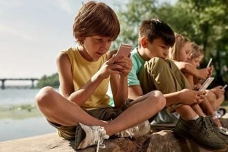 Έρευνες και συμπεράσματα: Τι κάνει ο χρόνος μπροστά σε μια οθόνη στον εγκέφαλο των παιδιών