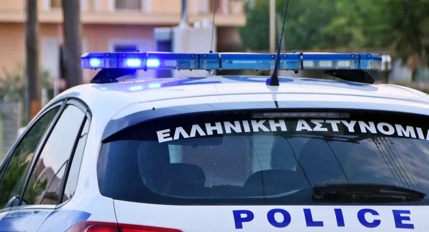 Δυτική Ελλάδα: Γυναίκα σε αμόκ επιτέθηκε σε ιδιοκτήτρια καταστήματος και χτύπησε αστυνομικό