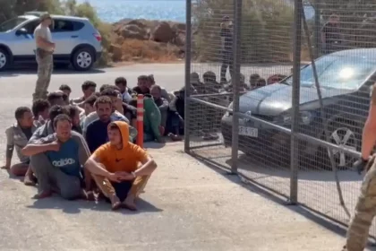 Από την Κρήτη στο Λαύριο και από εκεί απευθείας σε κέντρα κράτησης 247 μετανάστες που εισήλθαν παράνομα από τη Λιβύη (ΒΙΝΤΕΟ)