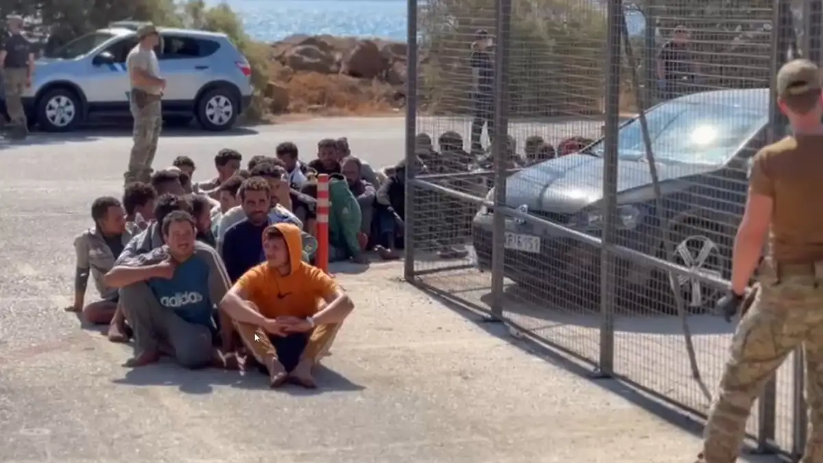 Από την Κρήτη στο Λαύριο και από εκεί απευθείας σε κέντρα κράτησης 247 μετανάστες που εισήλθαν παράνομα από τη Λιβύη (ΒΙΝΤΕΟ)