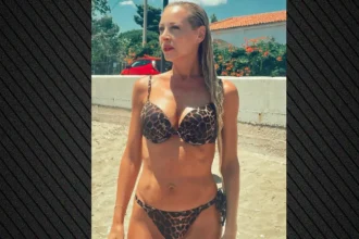 Η Φαίη Ξυλά ποζάρει με λεοπάρ μπικίνι στην παραλία