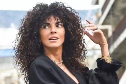 Μαρία Σολωμού: Απογευματινή βουτιά στη παραλία – Φωτογραφίες