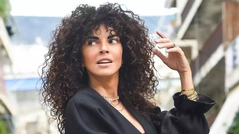 Μαρία Σολωμού: Απογευματινή βουτιά στη παραλία – Φωτογραφίες