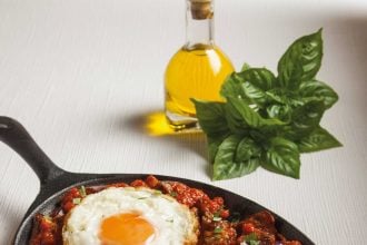 Μελιτζάνες με αυγά, σαλάμι Λευκάδος και σουμάκ