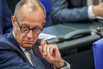 «Μη ρεαλιστική» η πιθανότητα για μηδενικούς δασμούς μεταξύ ΕΕ – ΗΠΑ, δήλωσε ο καγκελάριος Μερτς