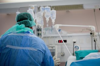 Στη ΜΕΘ 54χρονος με θερμοπληξία λόγω καύσωνα – Το πρώτο κρούσμα στη χώρα