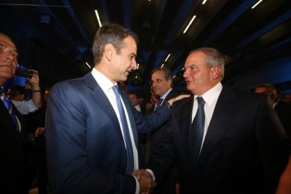 Τα ...βέλη Μητσοτάκη σε Καραμανλή