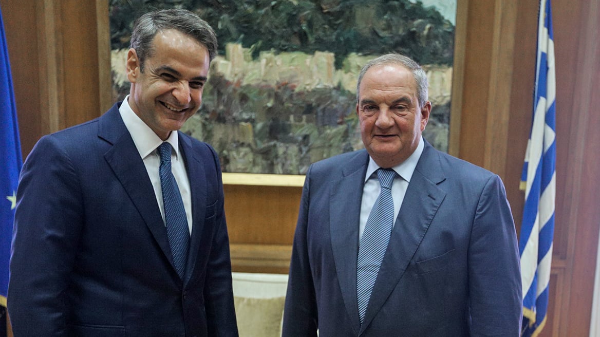 Χάσμα μεταξύ Μητσοτάκη - Καραμανλή