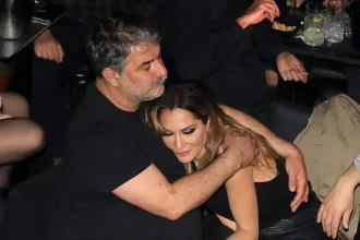 Δέσποινα Βανδή και Βασίλης Μπισμπίκης αγκαλιά στην παραλία