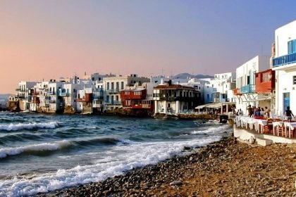 Θερίζει η αισχροκέρδεια στα νησιά: Λογαριασμοί που ζαλίζουν για ξαπλώστρες και χωριάτικη σαλάτα