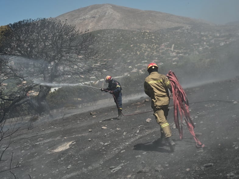 Κορωπί: Βελτιωμένη η εικόνα της φωτιάς – Ζημιές σε σπίτια, εκκενώθηκαν περιοχές (ΦΩΤΟ & ΒΙΝΤΕΟ)