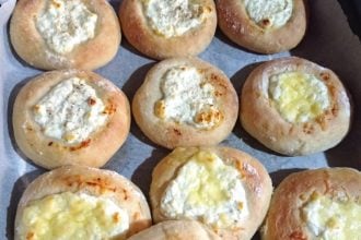 Χωριάτικα πιτσάκια με φέτα και αφράτη ζύμη