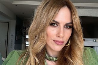 Ντορέττα Παπαδημητρίου: Ποζάρει με κόκκινο μαγιό στην πισίνα και κόβει την ανάσα