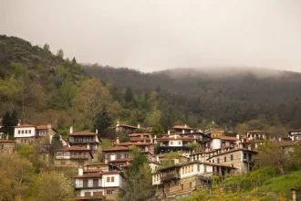 Αλλάζουν οι κανόνες για το χτίσιμο σε μικρούς οικισμούς - Ποιους αφορά η τροπολογία του ΥΠΕΝ