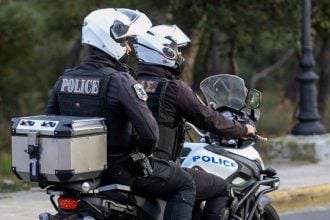 Ασυνείδητος οδηγός παρέσυρε πεζό στο κέντρο της Πάτρας και εξαφανίστηκε - Η ΕΛ.ΑΣ "χτενίζει" την περιοχή ΝΕΟΤΕΡΑ