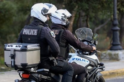 ΤΩΡΑ: Ασυνείδητος οδηγός παρέσυρε πεζό στο κέντρο της Πάτρας και εξαφανίστηκε - Η ΕΛ.ΑΣ "χτενίζει" την περιοχή ΝΕΟΤΕΡΑ