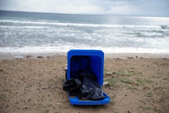 Θρίλερ με την 3χρονη: Βρέθηκε με κακώσεις στο κεφάλι και μώλωπες στα χείλη – Ήταν στη θάλασσα για ώρες