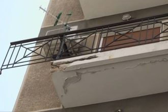 Πειραιάς: Κομμάτι από μπαλκόνι αποκολλήθηκε και έπεσε στον δρόμο 