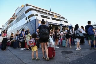 «Σαλπάρουν» οι αδειούχοι του Ιουλίου – «Καίνε» οι τιμές των ακτοπλοϊκών εισιτηρίων