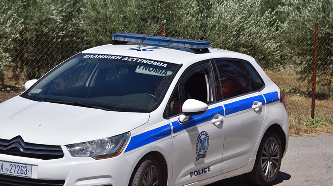 Σοκ στην Αχαΐα: 62χρονη έσερνε από τα μαλλιά και έπνιγε την αδερφή της – “Βάρα την κι άλλο”, φώναζε ο σύζυγος
