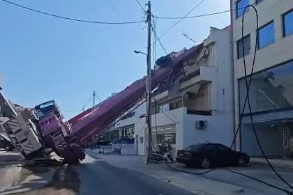  Απίστευτο: Γερανοφόρο όχημα έπεσε σε πολυκατοικία