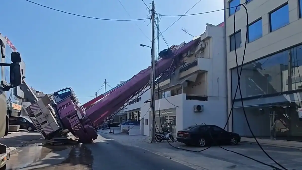  Απίστευτο: Γερανοφόρο όχημα έπεσε σε πολυκατοικία