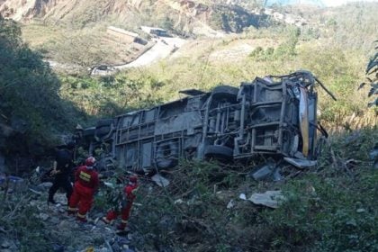 Περού: Τουλάχιστον 15 νεκροί και δεκάδες τραυματίες από πτώση λεωφορείου σε χαράδρα