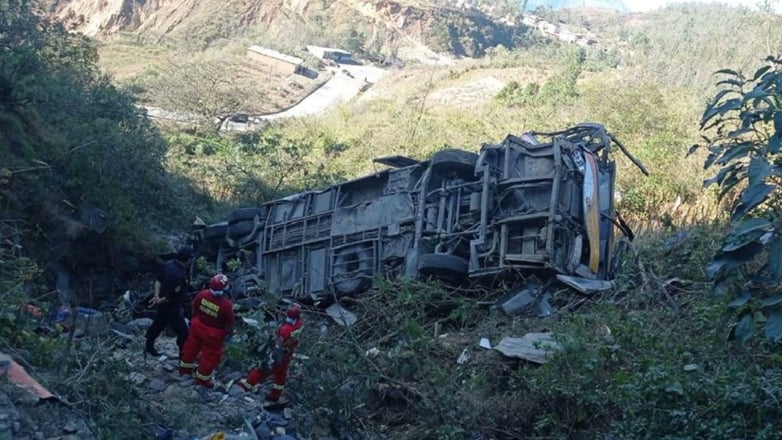 Περού: Τουλάχιστον 15 νεκροί και δεκάδες τραυματίες από πτώση λεωφορείου σε χαράδρα