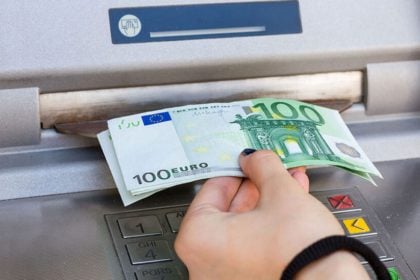 Aναλήψεις από τα ΑΤΜ χωρίς προμήθεια από τις 11 Αυγούστου – Τι προβλέπει η τροπολογία