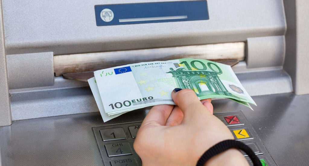 Aναλήψεις από τα ΑΤΜ χωρίς προμήθεια από τις 11 Αυγούστου – Τι προβλέπει η τροπολογία
