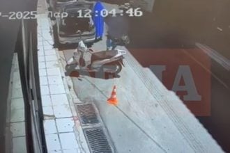 Με μπλε κουβέρτα στο κεφάλι βγαίνει από αυτοκίνητο ο Πυργιώτης δολοφόνος του 43χρονου Πολωνού καθηγητή
