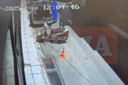 Με μπλε κουβέρτα στο κεφάλι βγαίνει από αυτοκίνητο ο Πυργιώτης δολοφόνος του 43χρονου Πολωνού καθηγητή