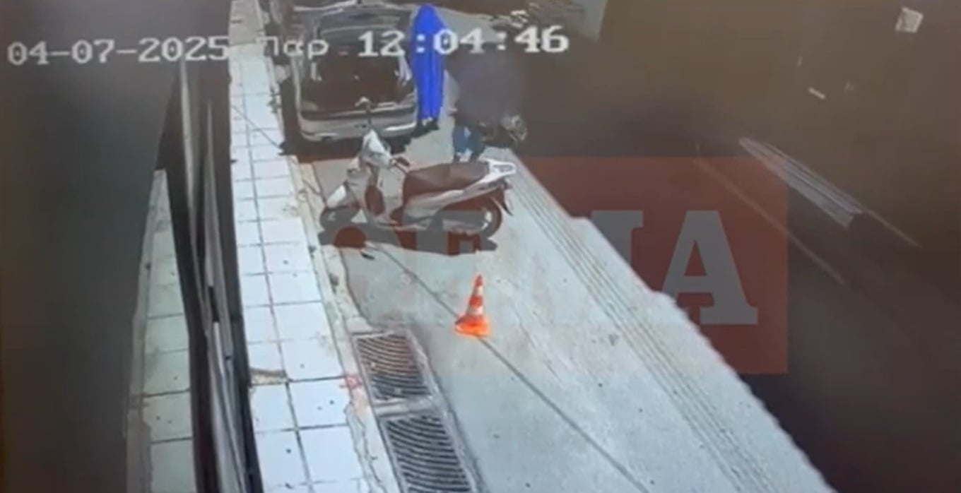 Με μπλε κουβέρτα στο κεφάλι βγαίνει από αυτοκίνητο ο Πυργιώτης δολοφόνος του 43χρονου Πολωνού καθηγητή