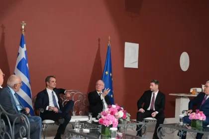 Προεδρικό Μέγαρο: Το παρασκήνιο πίσω από την ένταση των πολιτικών αρχηγών στο κιόσκι