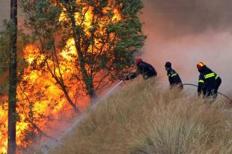 Μεγάλη φωτιά στις Αφίδνες στην περιοχή Δροσοπηγή , σηκώθηκαν 5 εναέρια μέσα – Μήνυμα 112 για απομάκρυνση
