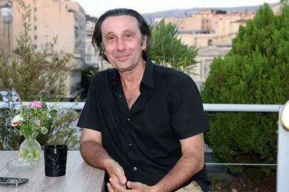 Ρένος Χαραλαμπίδης: «Θα ήθελα να ευχαριστήσω όλους αυτούς τους άντρες που με σώσανε, παίρνοντάς μου τις γυναίκες»