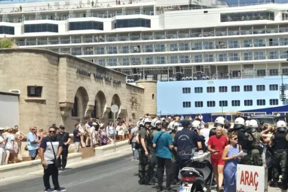Ρόδος: Επεισόδια κοντά στο λιμάνι για την άφιξη Ισραηλινών τουριστών - Μέτρα ασφαλείας και προσαγωγές (ΒΙΝΤΕΟ)
